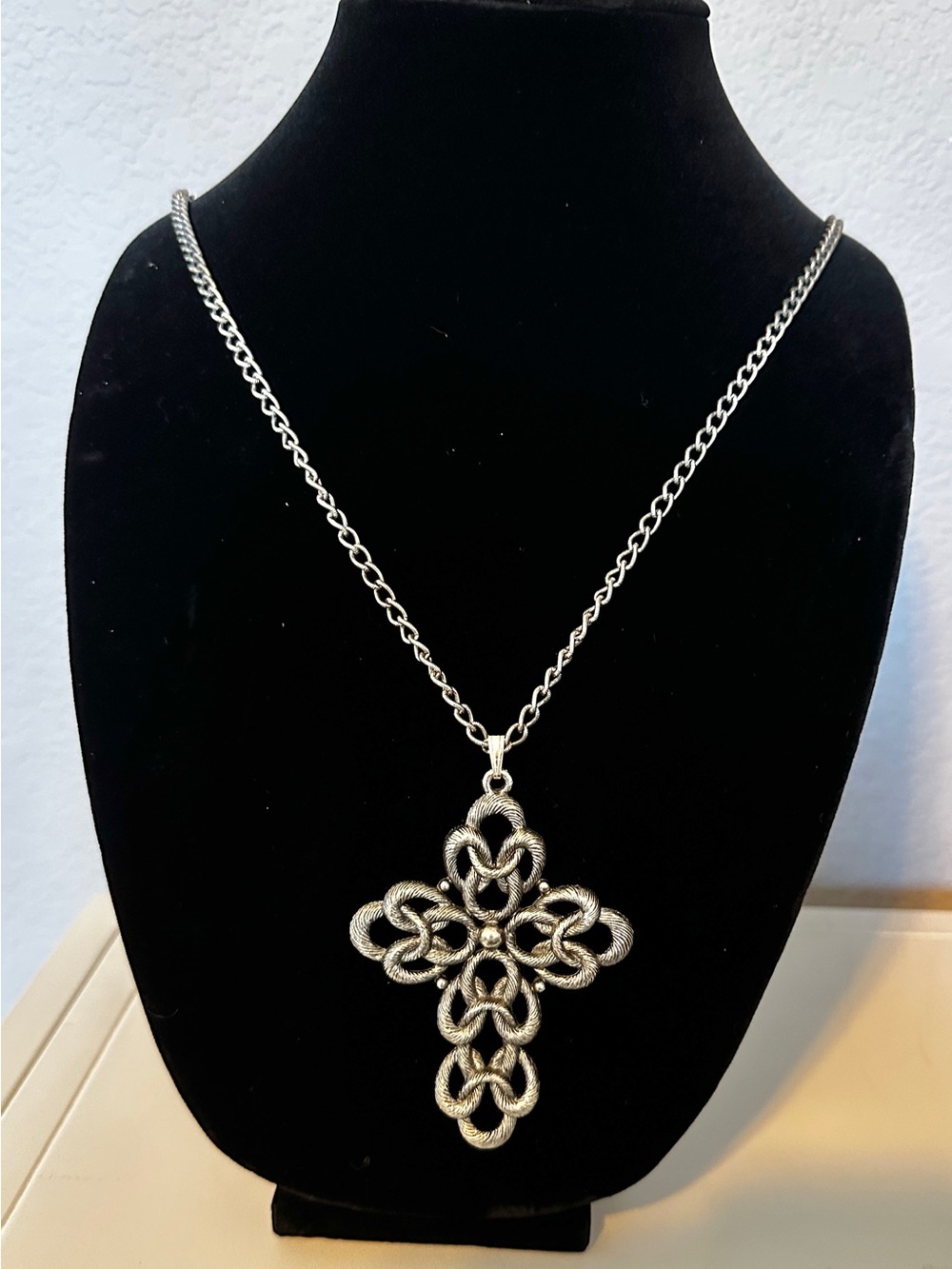 Vintage Sarah Coventry Today Cross Necklace – 1973